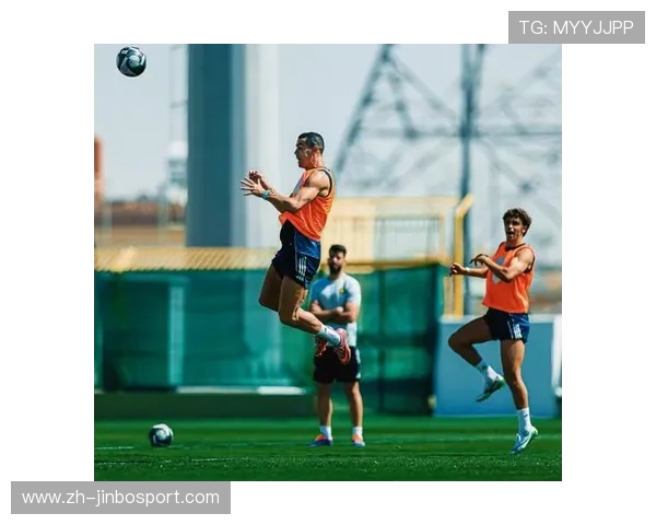 C罗训练画面曝光展现积极体能储备状态引发广泛关注热议不断